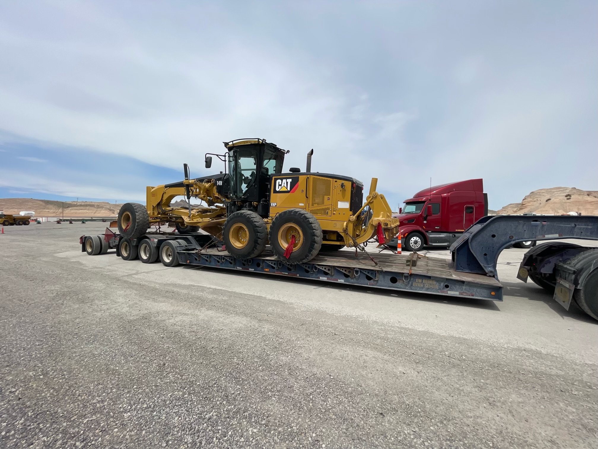 Cat Heavy Machinery transportation, hauling oversized, trailer, freight, transport cargo