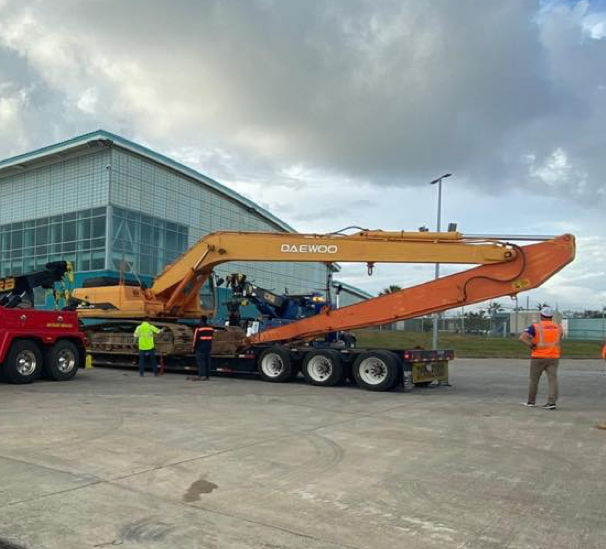 Heavy Hauling Freight Brokerage Transporting an excavator on a removable goose neck truck trailer.