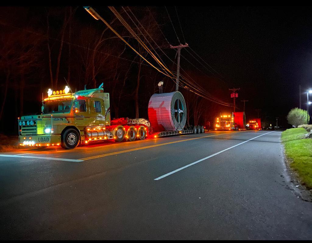 Low boy Removable Goose Neck Truck Hauling Heavy Equipment Services